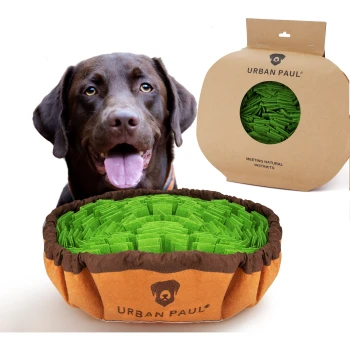 Schnüffelteppich - grün Ein Hundenapf mit grünen Stoffstreifen, beschriftet mit "URBAN PAUL", neben einer Verpackung, die sagt "MEETING NATURAL INSTINCTS."