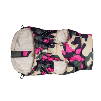 Bunte Camouflage-Haustierjacke mit rosa, grünen und beigen Mustern, entworfen für Wärme mit einem weichen Innenfutter.