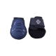 Zwei marineblaue Hundeschuhe nebeneinander, mit einer harten Schutzschale links und einem weichen Stoffriemen rechts.