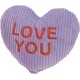 Lila geripptes, herzförmiges Haustierspielzeug mit rotem, gesticktem Text "LOVE YOU" auf der Vorderseite.