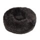 Rundes, flauschiges, dunkelgraues Haustierbett mit einer weichen Textur, mit einem kleinen Markenschild an der Seite.