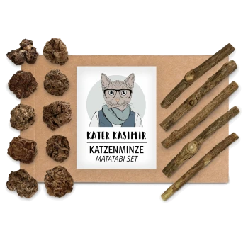 Katzenminze Matatabi Set mit getrockneten Matatabi-Stäbchen und Katzenminzebällen, mit einem Etikett mit der Aufschrift 'Kater Kasimir.'