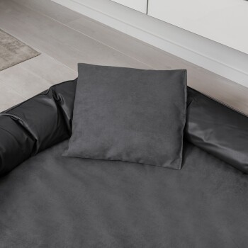 Schwarzes Haustierbett mit einem glatten, runden Design, geeignet für Hunde oder Katzen, vor einem weißen Hintergrund präsentiert.