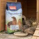 Drei Wachteln neben einem Haufen Futterpellets und einem Sack PANTO Legewachtelfutter Plus Vogelfutter.