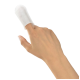 Eine Hand, die einen weißen Fingerhut trägt, der zum Schutz oder zur Hygiene entworfen wurde, vor einem schlichten weißen Hintergrund.
