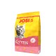 Eine bunte 10 kg Tüte Josi Cat Kittenfutter mit einem verspielten grauen Kätzchen auf der Vorderseite, mit Text, der 'Kitten' und 'Lachsöl' hervorhebt.
