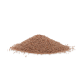 Ein Haufen feiner, brauner Haustierfutterzusatzgranulate auf einem weißen Hintergrund.