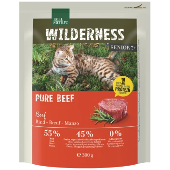 Real Nature Wilderness Pure Beef Katzenfutterbeutel mit einem Bengal-Kater auf Gras; Angaben: Senior 7+, 55%, 300 g.