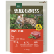 Real Nature Wilderness Pure Beef Katzenfutterbeutel mit einem Bengal-Kater auf Gras; Angaben: Senior 7+, 55%, 300 g.