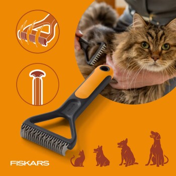 Entfilzungskamm mit orangem Griff und Person, die eine langhaarige braune getigerte Katze bürstet; sichtbares 'FISKARS'-Logo.