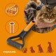 Entfilzungskamm mit orangem Griff und Person, die eine langhaarige braune getigerte Katze bürstet; sichtbares 'FISKARS'-Logo.