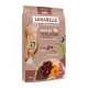 Verpackung für Katzenfutter mit einer Nahaufnahme des Gesichts einer Katze, beschriftet "SANABELLE Indoor mit Perlhuhn & Preiselbeeren," Größe 8 kg.