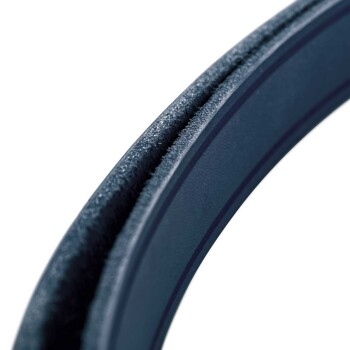 Nahaufnahme eines dunkelblauen Haustierhalsbands, das seine strukturierte Oberfläche und glatten Kanten zeigt.