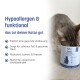 Grau getigerte Katze frisst aus einer KatKare „Sardine Essential“ Dose neben dem deutschen Text „Hypoallergen & funktional“.