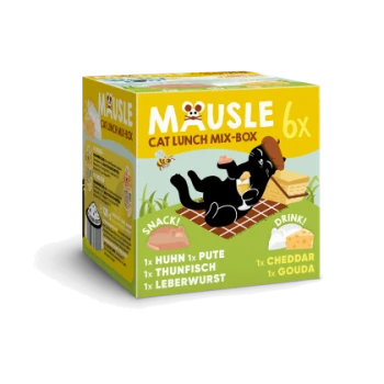 MAUSLE Katzen-Mix-Box: verspielte schwarze Katze auf einer Picknickdecke mit Snacks aus Huhn, Truthahn, Thunfisch, Leberwurst, Cheddar und Gouda.