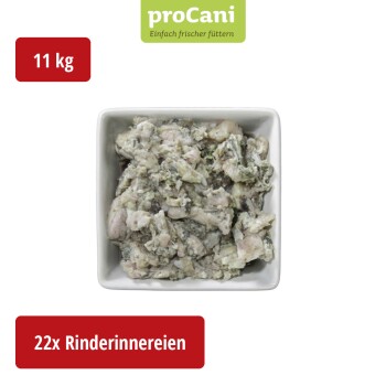 Verpacktes Hundefutter mit der Aufschrift "proCani buy nature" mit grünem Pansen, vor einem malerischen Hintergrund und dem Text "Ihr Hund ist, was er frisst."