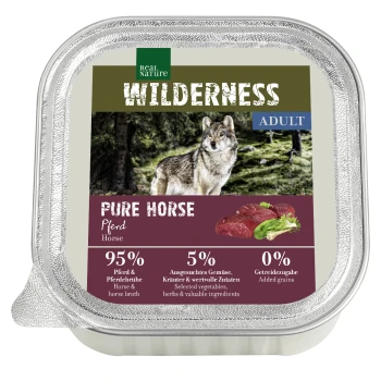 Eine Futternahrungspackung für Haustiere mit einem Wolf im Wald, beschriftet mit "WILDERNESS ADULT PURE HORSE", mit 95 % Pferdefleisch, 5 % Gemüse und 0 % Getreide.