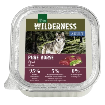 Eine Futternahrungspackung für Haustiere mit einem Wolf im Wald, beschriftet mit "WILDERNESS ADULT PURE HORSE", mit 95 % Pferdefleisch, 5 % Gemüse und 0 % Getreide.