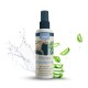 Flasche mit nimo Pferde Wundspray, einem Wundspray für Pferde, mit einem Pferdebild und Aloe-Vera-Blättern, umgeben von Wasserspritzern.