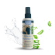 Flasche mit nimo Pferde Wundspray, einem Wundspray für Pferde, mit einem Pferdebild und Aloe-Vera-Blättern, umgeben von Wasserspritzern.
