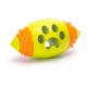 Helle, farbenfrohe Gummihundespielzeug in Form eines Fußballs, mit orangefarbenen Stacheln und ausgeschnittenen Pfotenabdrücken.