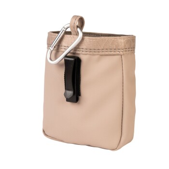 Beiger tragbarer Leckerlibeutel für Haustiere mit schwarzem Clip und silbernem Karabiner zur Befestigung.