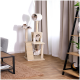 Ein beiger Katzenbaum mit mehreren Ebenen, auf dem drei Katzen an verschiedenen Stellen, einschließlich einer Hängematte und einem Rohr, in einem gemütlichen Wohnzimmer entspannen.