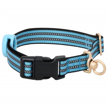 Blaues und schwarzes verstellbares Haustierhalsband mit reflektierenden Streifen und einer Kunststoffschnalle, ausgestattet mit einem Metall-D-Ring zur Leinenbefestigung.