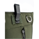 Nahaufnahme einer grünen Tragetasche für Haustiere mit einem schwarzen Clip, Reißverschluss und Metallring, die strapazierfähigen Stoff und Designdetails zeigt.