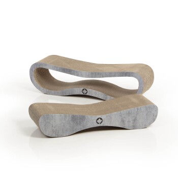 Ein moderner, geschwungener Kratzbaum für Katzen mit einer beigen Textur und grauem Sockel, entworfen für den Komfort und das Spiel von Haustieren.