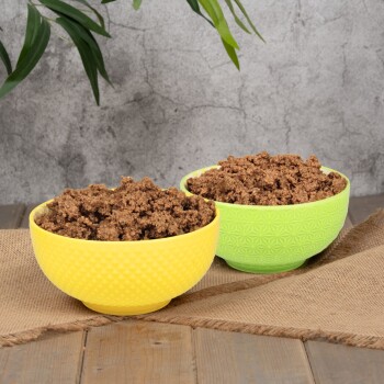 Dosen-Tierfutter mit glatter brauner Textur, gekennzeichnet mit "getreidefrei", "keine Konservierungsstoffe", "natürlich" und "hoher Fleischgehalt".