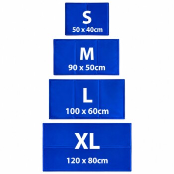 Vier blaue Haustiermatten in den Größen S (50x40cm), M (90x50cm), L (100x60cm) und XL (120x80cm) mit fettem weißen Text.