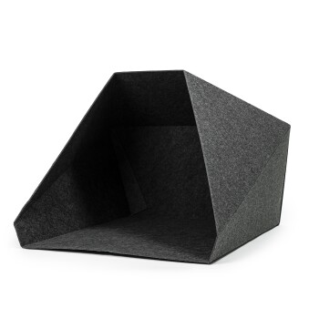 Ein modernes, dreieckiges Haustierbett aus dunkelgrauem Filz, mit offenem Design für einfachen Zugang und Komfort.