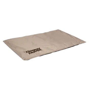 Ein beiges Hundebett mit dem Text "Doggy Duvet", der in Dunkelbraun auf einer Seite gestickt ist.