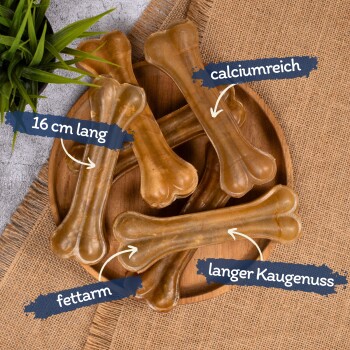 Eine Holzschüssel gefüllt mit mehreren 16 cm langen Hundekauknocken, beschriftet mit Text, der ihren niedrigen Fettgehalt, hohen Kalziumgehalt und langanhaltenden Genuss hervorhebt.