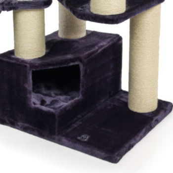 Ein plüschiger lila Katzenbaum mit zwei Kratzpfosten, einem gemütlichen Versteck und einer weichen Basis zum Entspannen.