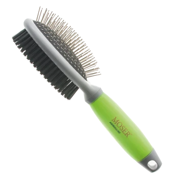 Eine Haustierpflegebürste mit einem grünen Griff und Metallborsten, beschriftet mit "MOSER", entworfen für eine effektive Pflege des Haustierhaars.