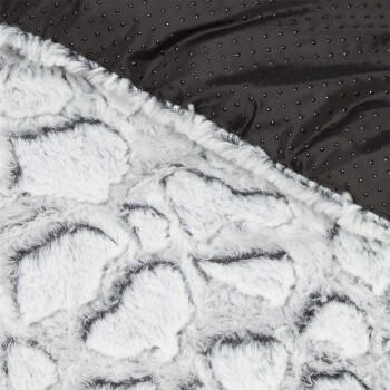 Weiche Haustierdecke mit einer plüschigen weißen Fellseite mit schwarzen Pfotenabdrücken und einer glatten schwarzen Seite mit gepunkteter Textur.