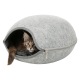Eine flauschige braune Tabbykatze schaut aus einem gemütlichen, ovalen grauen Filzhaustierbett mit Reißverschluss heraus.