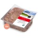 Rohes Hackfleisch-Tierfutter in einer weißen quadratischen Schale auf einem Holzbrett.