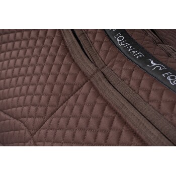 Nahaufnahme eines braunen gesteppte Sattelpads für Pferde mit einem schwarzen Etikett mit der Aufschrift "EQUINATE" und einem Pferdelogo.