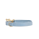 Helle blaue Leder-Hundeleine mit einem goldenen Metallclip und Ring, vor einem weißen Hintergrund präsentiert.