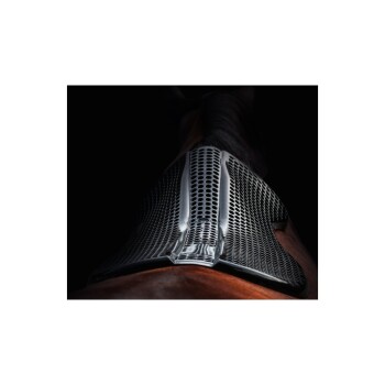 Nahaufnahme des Halses eines Pferdes mit einem schlanken, metallischen Netzschutz, der sein Design vor einem dunklen Hintergrund hervorhebt.