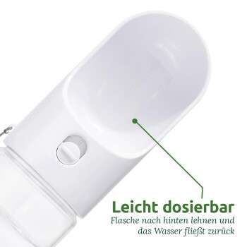Weißer Haustier-Wasserspender mit einer Dosierkontrollknopf, mit dem Text "Leicht dosierbar" und Anweisungen auf Deutsch.