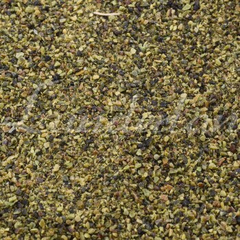 Nahaufnahme einer texturierten Mischung aus grünen und braunen Haustierfutterzutaten, mit kleinen Granulaten und Flocken.