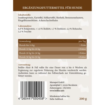 Hundefutterverpackung, die Zutaten wie Insektenprotein, Kartoffeln und Bierhefe zeigt, plus Dosierungsanweisungen für verschiedene Gewichte.