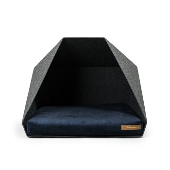 Ein modernes Haustierbett mit einem grauen Filzaußen und einem plüschigen navyblauen Kissen innen, in einer gemütlichen Zeltform gestaltet.