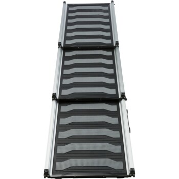 Eine faltbare Haustierrampe mit einer strukturierten schwarzen Oberfläche und silbernen Kanten, entworfen für einen einfachen Zugang für Haustiere.
