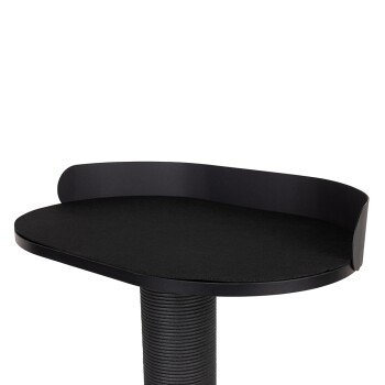 Schwarze Katzenbaum-Plattform mit einer gewölbten Kante, mit einer strukturierten Oberfläche und einem stabilen vertikalen Pfosten.