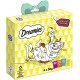 Een feestelijke gele doos Dreamies kattensnoepjes met een speelse witte kat die verstrikt is in feestverlichting en een "SEASONS TREATINGS" label.